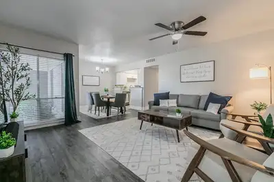 Image de Walk to Stadiums! Free Parking for 1! King bed! Near Entertainment! Sleeps 8!