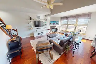 Image de Updated Penthouse! Elevator, Hot Tub. Walk to Dining. Easy Drive to 6 Resorts