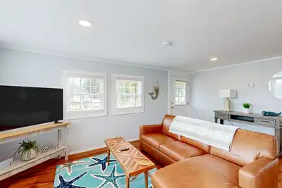 Image de Nautical themed retreat with back deck, alfresco dining, open layout, & Ac