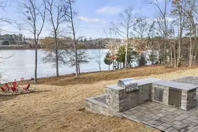 Image de Lake Wylie Lakefront | Hot Tub+Firepit | Clt, 20m to Clt