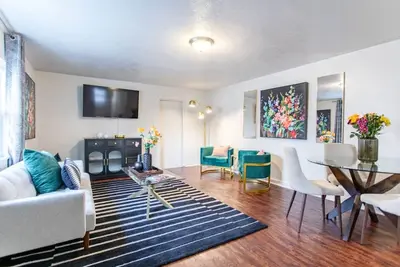 Image de Family-Friendly 3br | 2 Parking | Sleeps 10