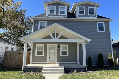 Image de Perfect - Large Custom Home - Completely Renovated, Beautiful Fenced in Yard! ! ! !