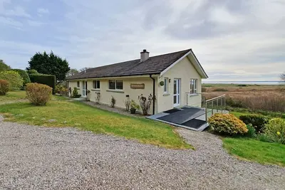 Image de A fantastic rural spot with sea views from almost every room.