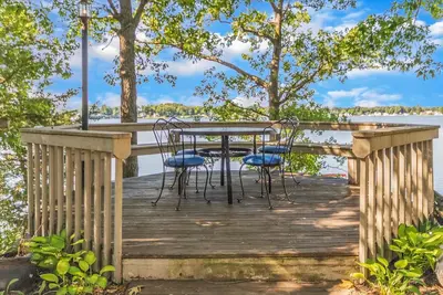 Image de Welcome to Lake Life! Your spacious Waterfront getaway on an all sports lake! 😎