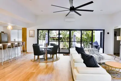 Image de The Ohana Hut - 2 bed 2 bath Air conditioned home in town center -  walk to beach