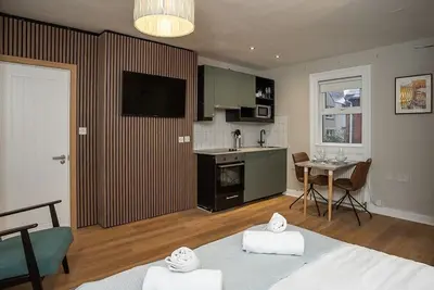 Moderne-Studio-Appartement-Douche-Vue ville