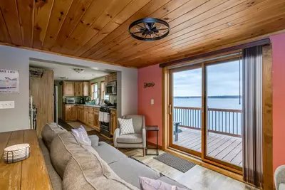 Image de Black Bay Chalet- Lake front home with magnificent views