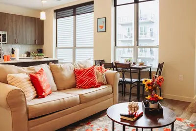 Image de Luxurious Spacious Apartment in the Heart of Downtown! King Bed, Gym, Pool!