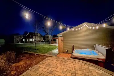 Image de Outdoor Oasis With Hot Tub, Brick Patios, Large Deck & Fenced In - 3Bed/2Bath!