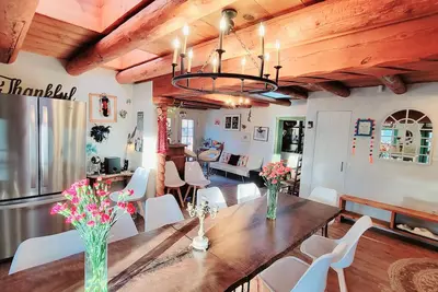 Image de Private Beach on Rio Grande Adobe Historical Artist Family Home near Ski Valley