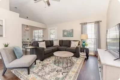 Image de Heart of Pooler- Family friendly w/ garage parking