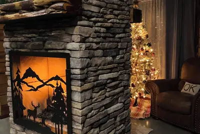 Image de The Cozy Pines is a newly built, romantic log cabin with a 2-sided fireplace.