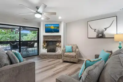 Image de Indoor/Outdoor Pool, Hot Tub, Sauna~Steps to Lake~Peaceful-Pickelball and Tennis!
