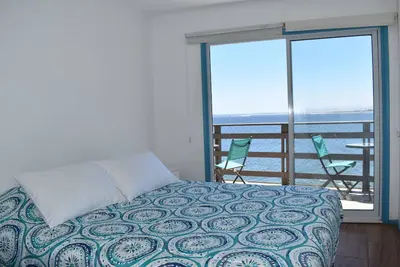 Image de Habitación matrimonial con baño privado y salida a terraza con vista al mar