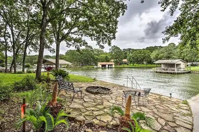 Image de Cedar Creek Lake House - Two Docks, Boat Slips, Swimming, Fishing, Games & More