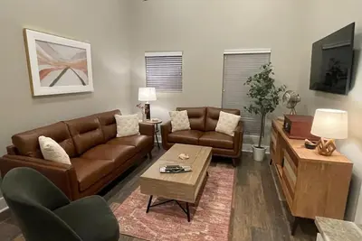 Image de Luxury & Location! 2 bed / 2 bath / SmartHome