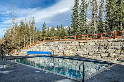 Image de Mountain Views | Hot Tub | Outdoor Pool | King Bed