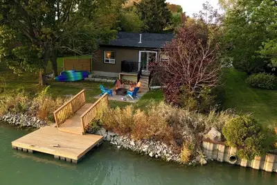 Image de Creekside Cottage - Waterfront Retreat with Kayaks, Fishing & Game Room