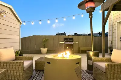 Image de 15-Min to Moscone | Work Table | Modern Setting