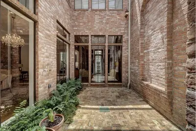 Image de Private  Elegant Tanglewood Houston Home