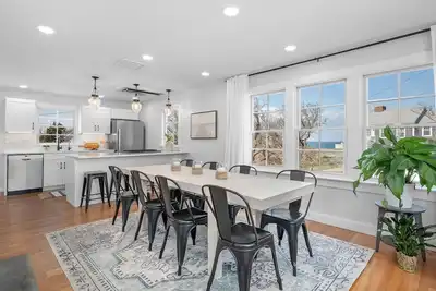 Image de 1 min walk to private beach-Linens included! Booking for 2025! New amenities!