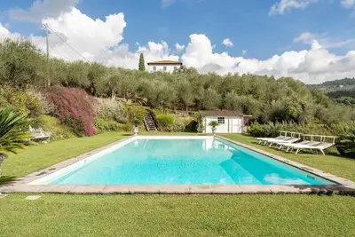 Image de villa élégante avec grande piscine et jacuzzi