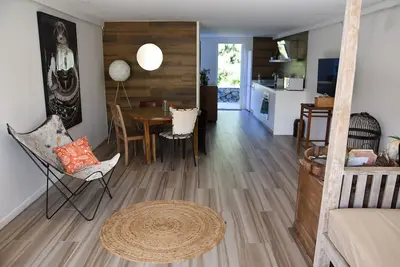 Image de Maison unique à proximité de la plage et des commerces