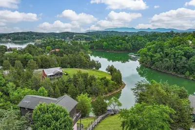 Image de Family & Pet-Friendly Cabin | Dock, Views & Arcade