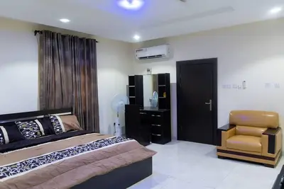 Image de 5 Bed Penthouse Sleeps 10 - All Ensuite - Garden