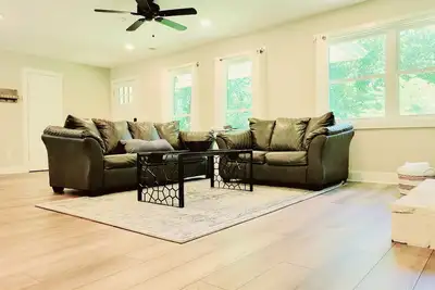 Image de Welcome to Your Perfect Retreat Nestled in Serenity!