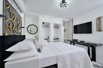 Image de Luxurious 1 bedroom haven, modern kitchen moments from pristine black sand beach