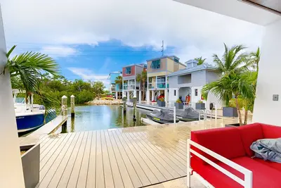 Image de Oceanfront townhome with pool, kayaks, balcony, smart TVs, & Ac - dog-friendly