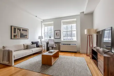 Image de Luxe FiDi 1br w/ 3-Story Gym, Doorman & Game Room, by Blueground