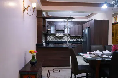 Image de \"Prime 4bhk: Ideal Location, 5 Min Walk to Market! \"