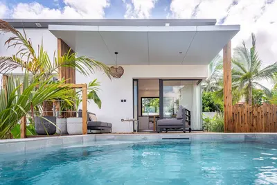 Image de L'Empreinte : Oasis de Sérénité au Coeur d'un Jardin Tropical
