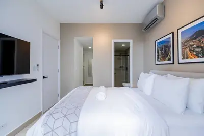 Image de w* | Striking 1br Condo in San Francisco