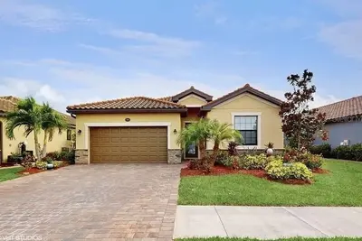 Image de Pool home with hot tub, Dog friendly, club house, weight room, and more