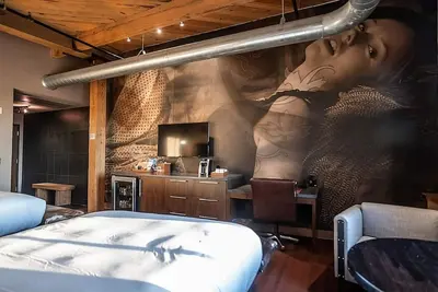 Image de Milwaukee Haven, Custom Deluxe Two Queen Beds at The Iron Horse Hotel!