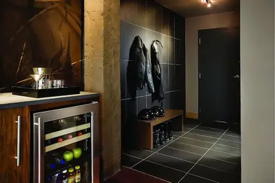 Image de Local Brews Haven, 3 Custom Deluxe Town Queen Beds at The Iron Horse Hotel!