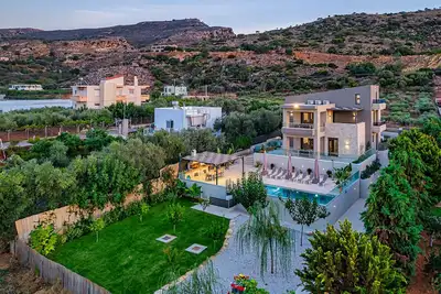 Image de Chris apartment with private ecologic pool and kid's playground!