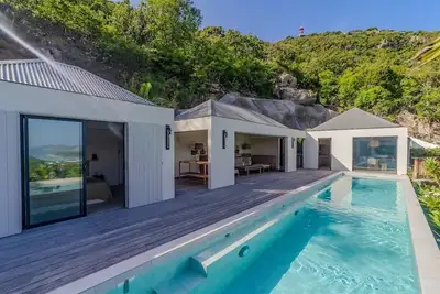 Lovely Three-bedroom Property In Lush Setting