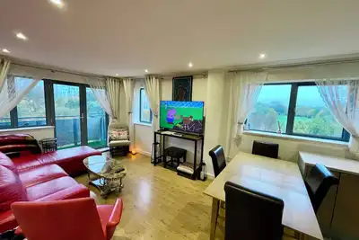 Image de Luxury Apartment - Lake view - Chose to sleep under the sound of water falls.