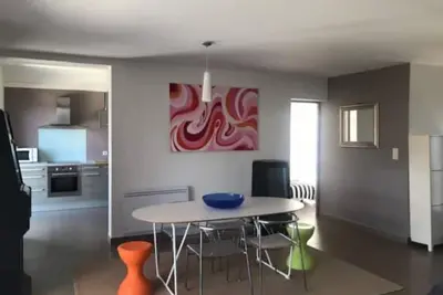 Image de Maison mitoyenne située à 5 minutes en voiture du centre ville.