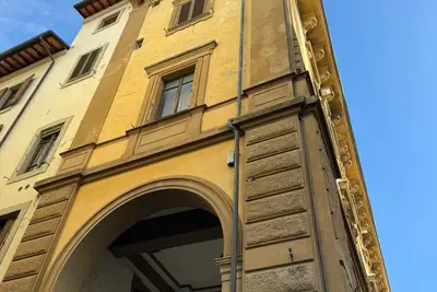 Image de Goditi una vacanza all'insegna dello stile nel centro storico di Arezzo.