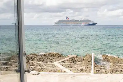 Image de A beautiful oceanfront condo in the heart of George Town