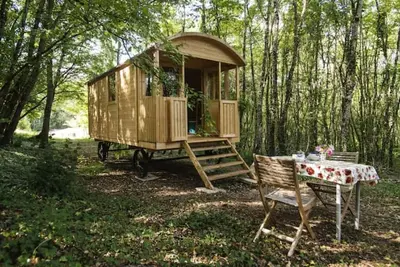 Image de Roulotte dans un cadre verdoyant près de Guédelon et de la maison Colette.