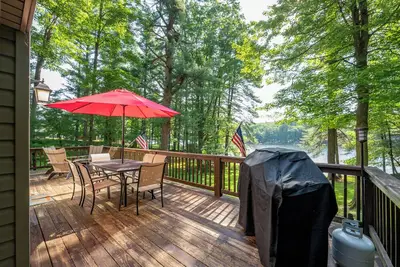 Image de Cozy Lakefront Escape w/ Private Dock & Hot Tub