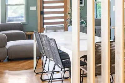 Image de Home near the Americana with yard. \n\n