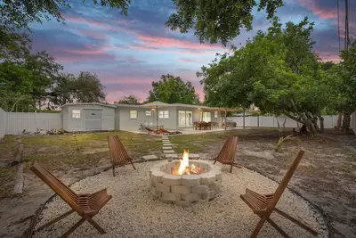 Image de Cozy Home w/ Tank Pool + Fire Pit + Pool Table