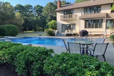 Image de Enjoy the beautiful reflections of sunsets and the golden leaves on the water!